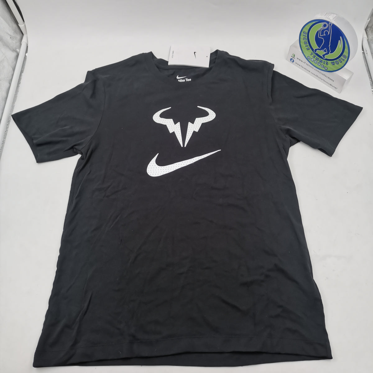 Accor Opfylde egetræ The Nike Tee Rafa Nadal Logo Dri-Fit Men's Black White T-shirt DR7724- –  Richie Tennis World